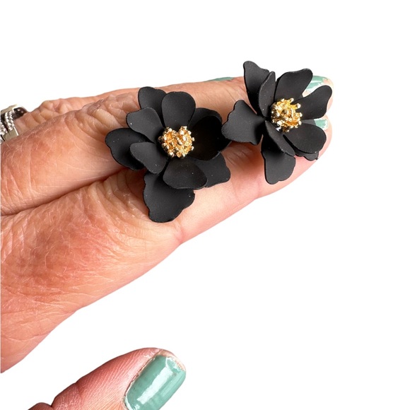 Minimalist Black and Gold Floral Stud Earrings - Picture 4 of 4